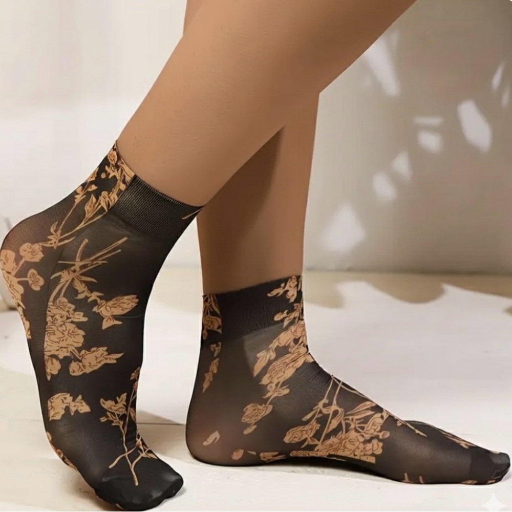 Floral Patterned Sheer Ankle Socks